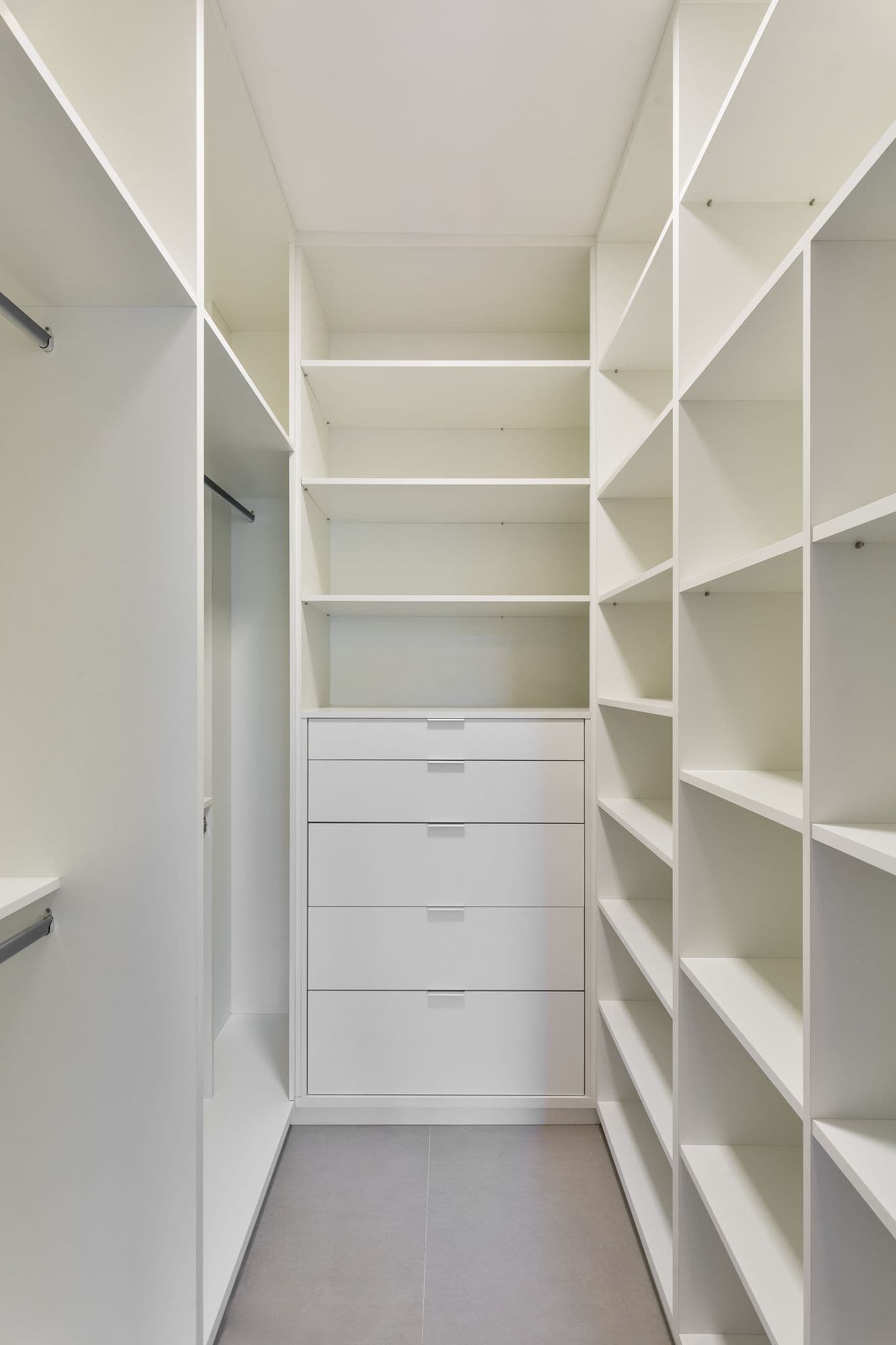 Closet branco com prateleiras e gaveteiro
