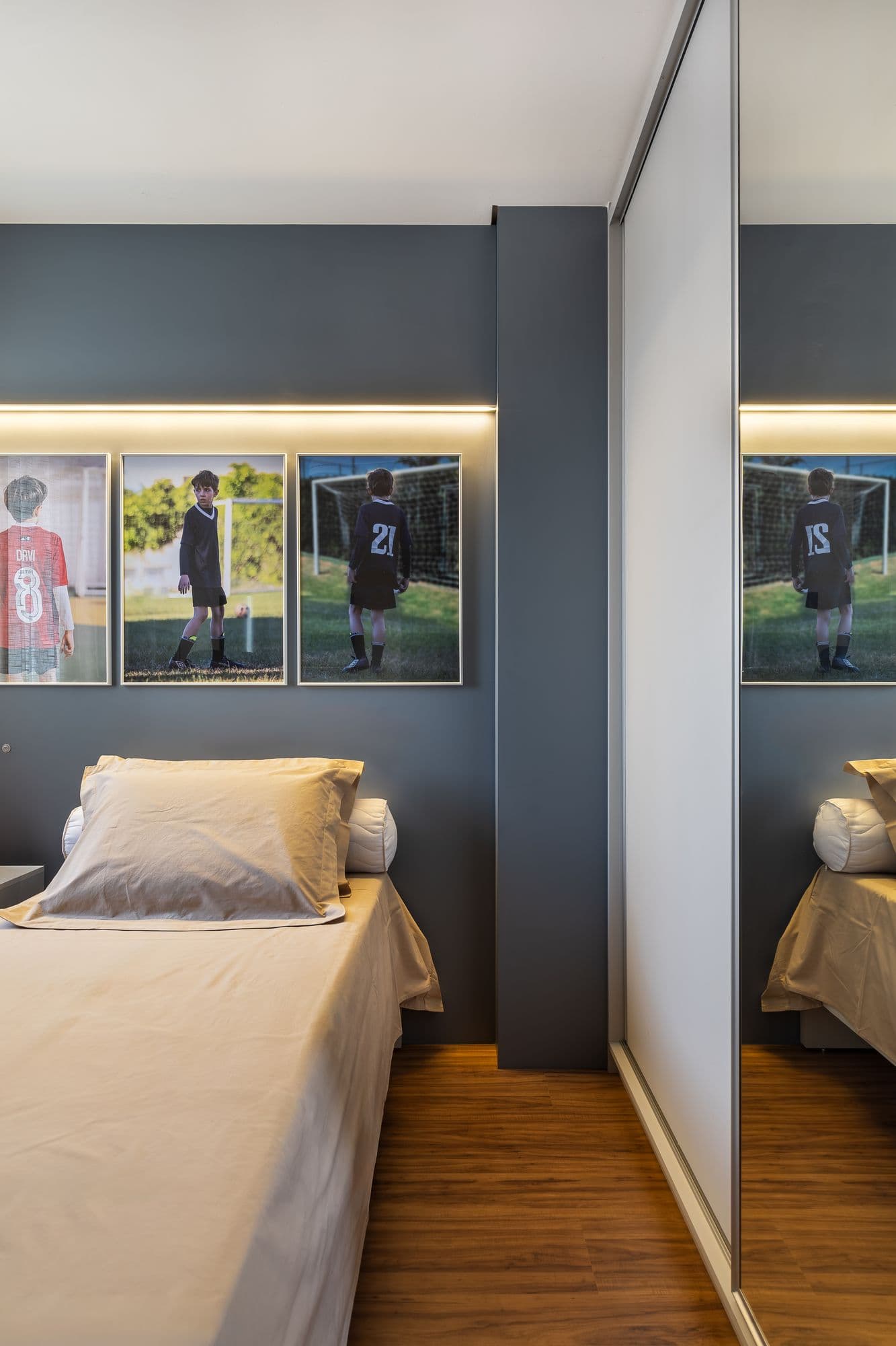 Cama com painel iluminado e armário com porta de espelho
